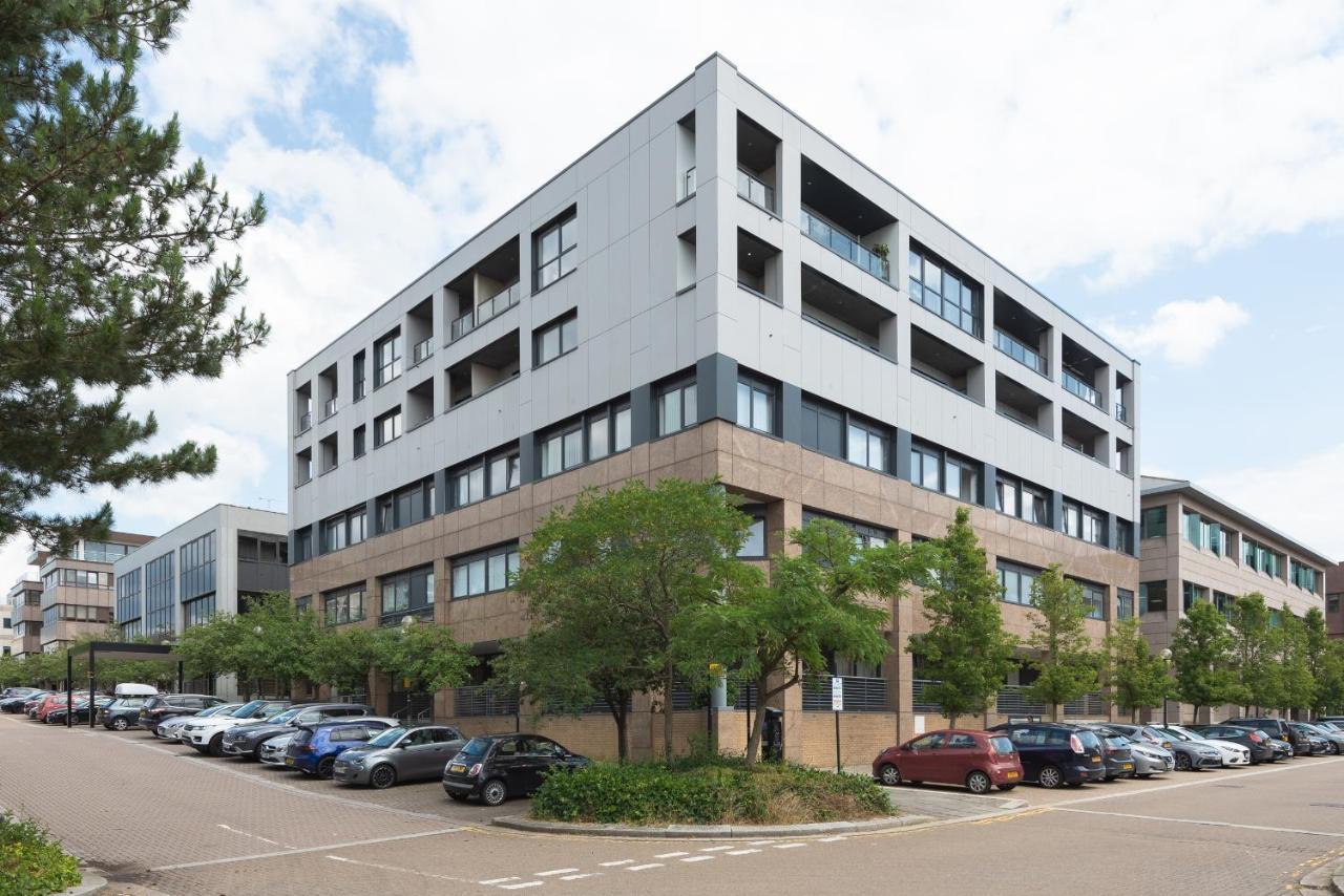 Central: Deluxe 2-bed Near Station Apartment