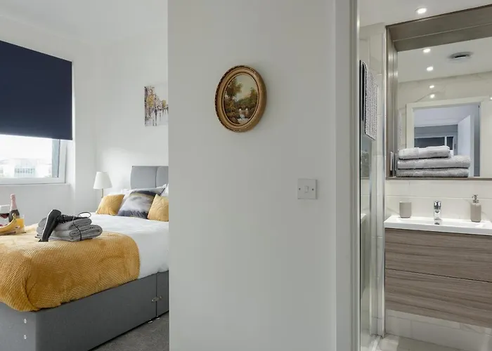 Deluxe 2 Bed, 2 Bathroom Milton Keynes Apartment Within Walking Distance To Train Station And City Centre.