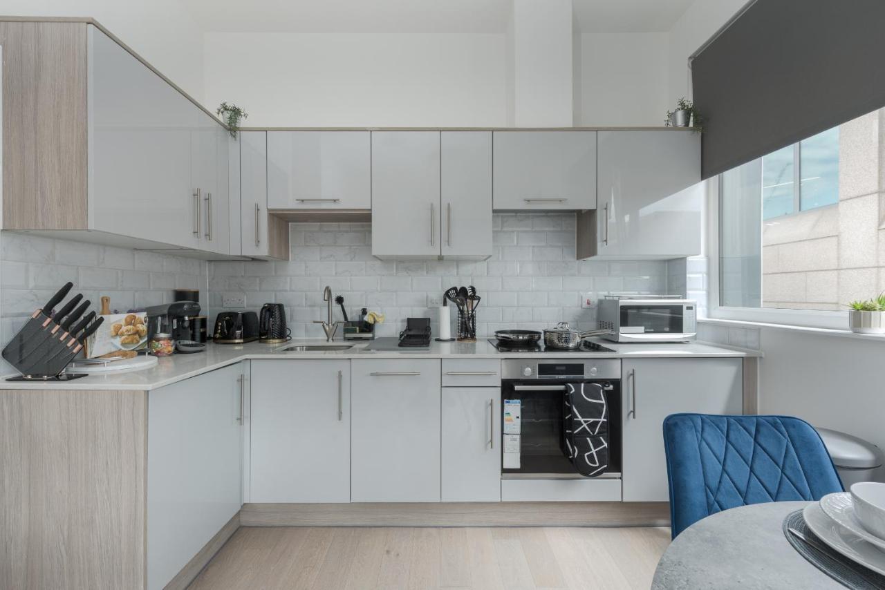 Deluxe 2 Bed, 2 Bathroom Within Walking Distance To Train Station And Centre. Milton Keynes