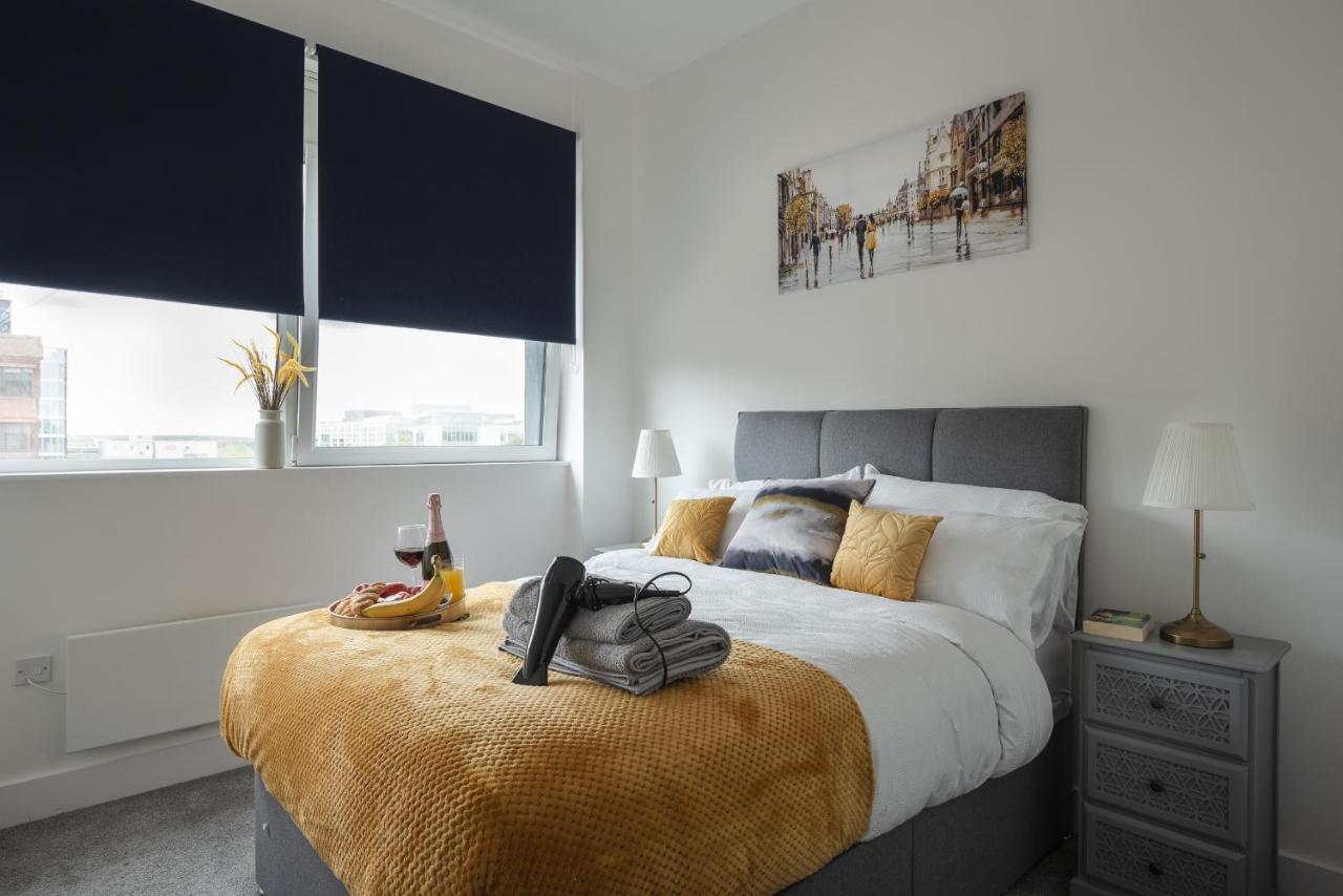 Deluxe 2 Bed, 2 Bathroom Within Walking Distance To Train Station And Centre. Appartement *