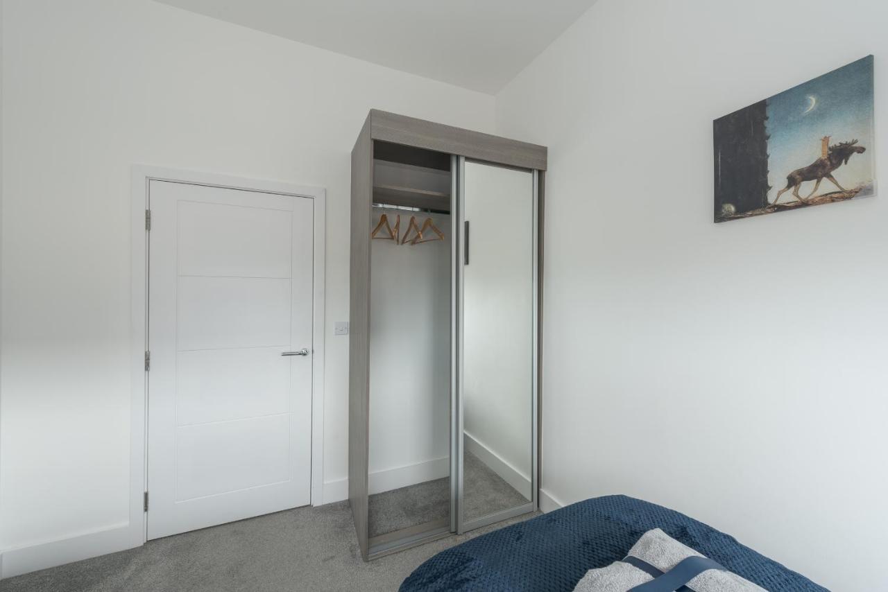 Appartement Deluxe 2 Bed, 2 Bathroom Within Walking Distance To Train Station And Centre. *