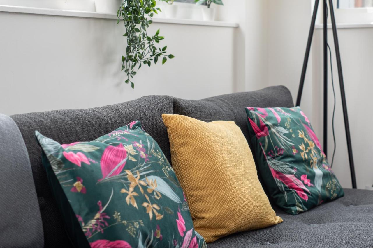 Deluxe 2 Bed, 2 Bathroom Within Walking Distance To Train Station And Centre. * Milton Keynes