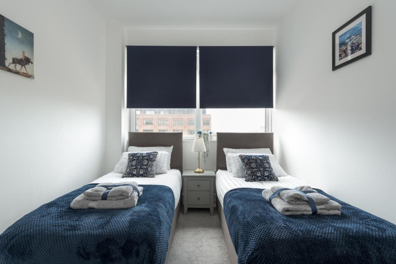 Deluxe 2 Bed, 2 Bathroom Within Walking Distance To Train Station And Centre. Appartement *