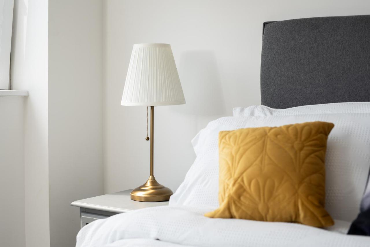 Deluxe 2 Bed, 2 Bathroom Within Walking Distance To Train Station And Centre.