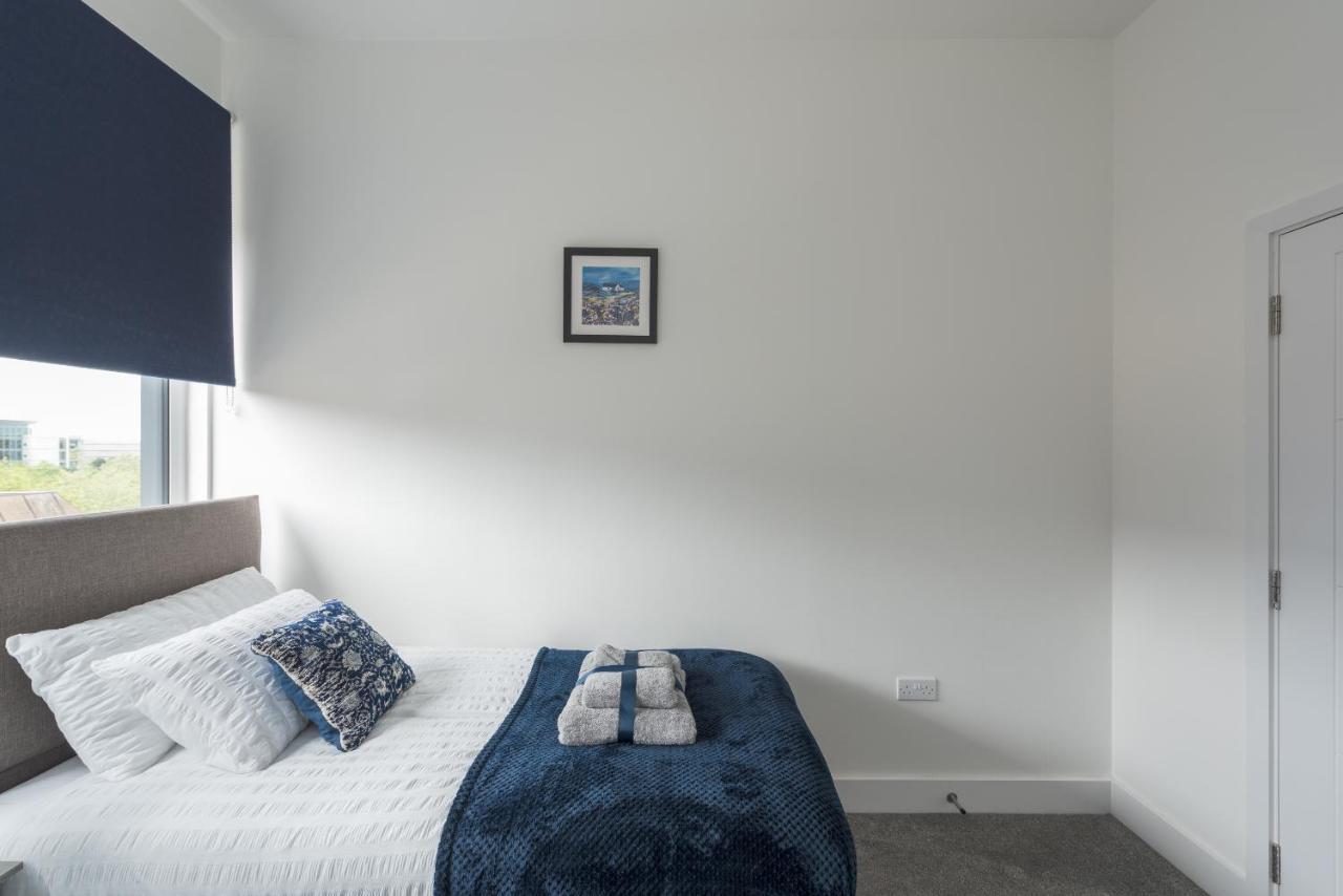 Deluxe 2 Bed, 2 Bathroom Within Walking Distance To Train Station And Centre.