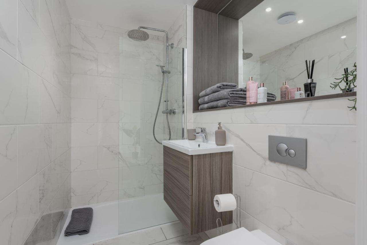 Deluxe 2 Bed, 2 Bathroom Within Walking Distance To Train Station And Centre. * Milton Keynes