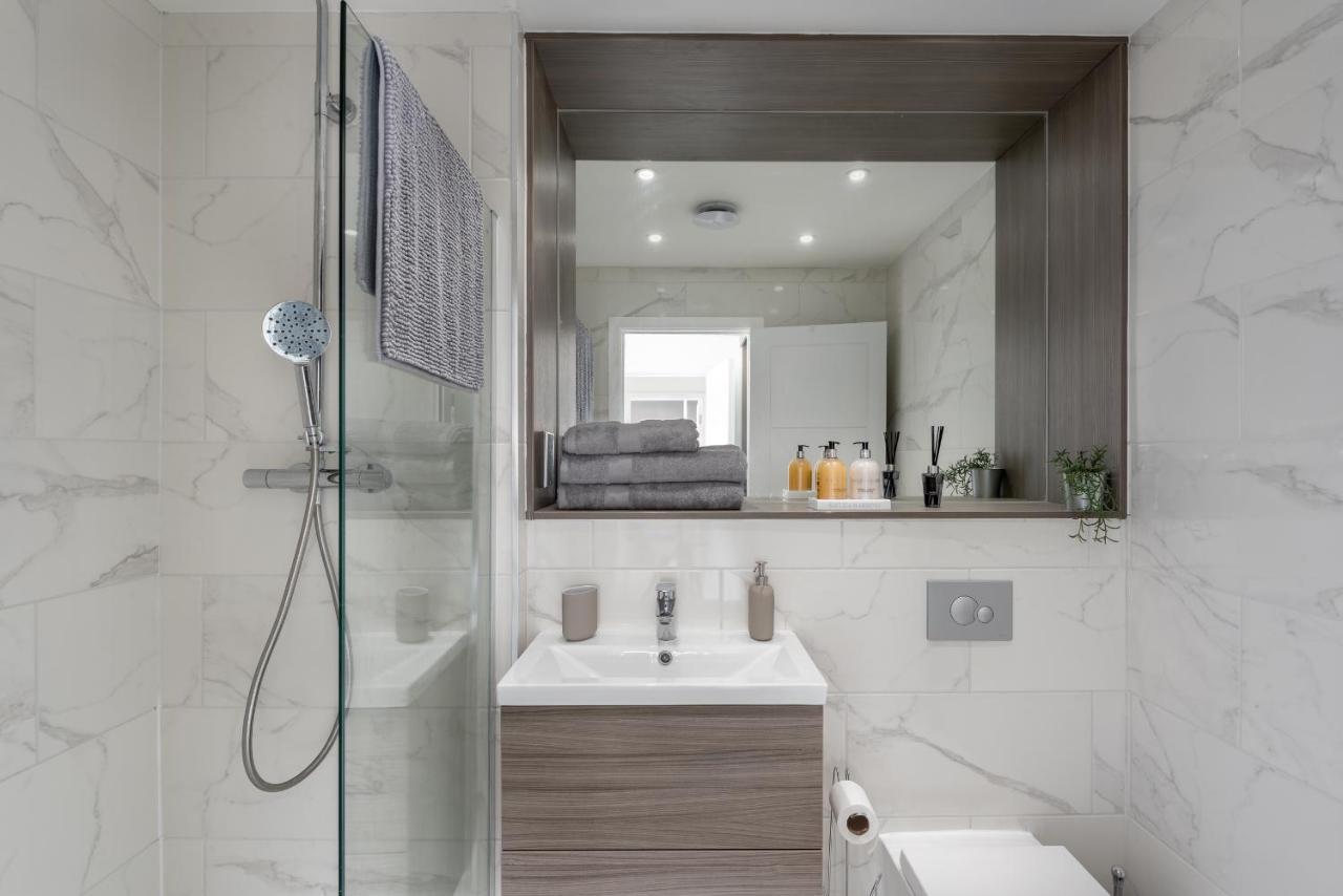 Deluxe 2 Bed, 2 Bathroom Within Walking Distance To Train Station And Centre. Appartement
